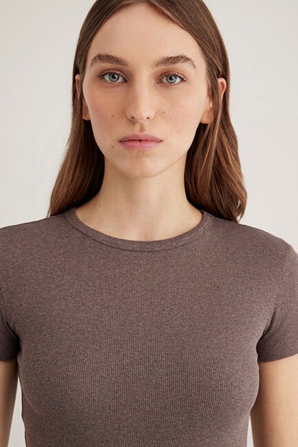 Kadın Kısa Kollu Basic Tişört 1613081-88533 Kahve - Thumbnail