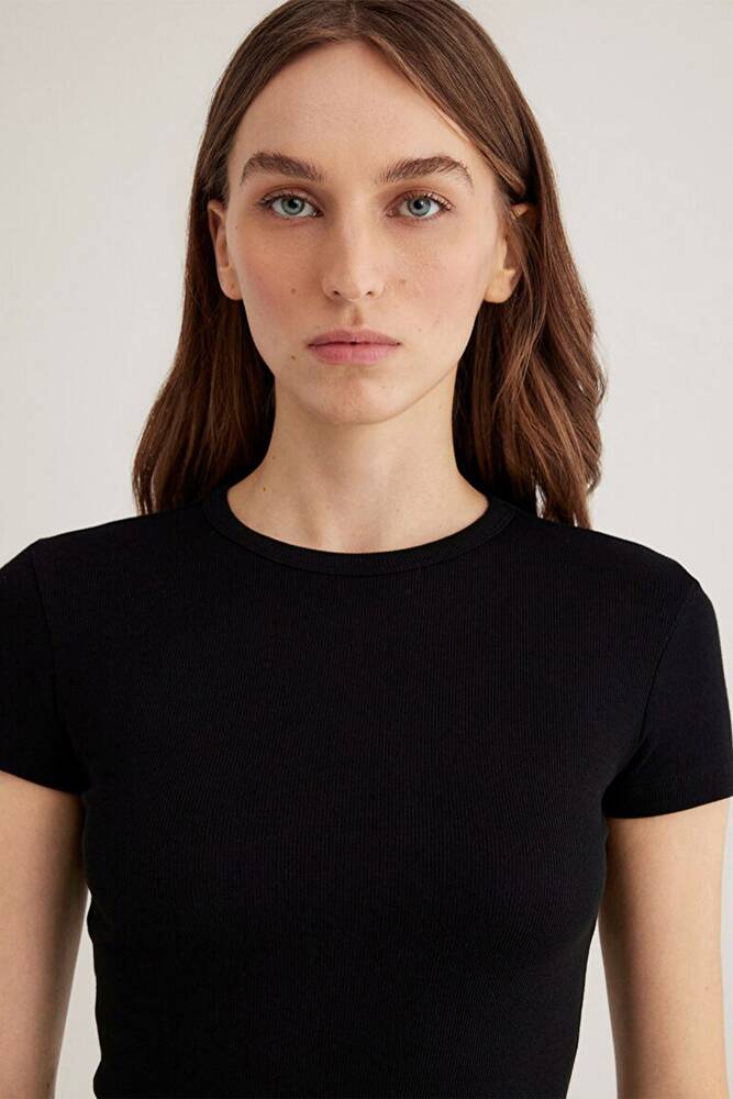 Kadın Kısa Kollu Basic Tişört 1613081-900 Siyah 