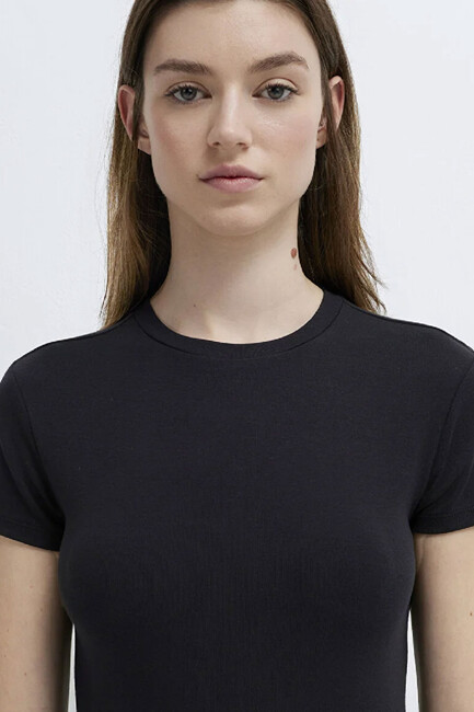 Kadın Kısa Kollu Basic Tişört 1614180-900 Siyah (2)
