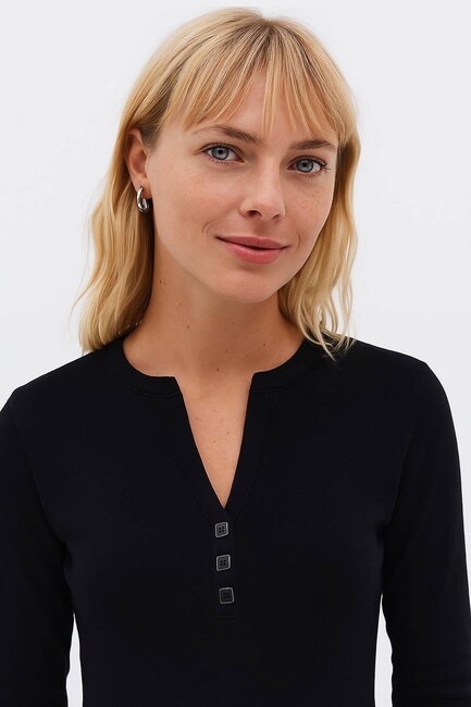 Kadın Yakası Düğmeli Tişört 25K0136K1 Siyah (1)