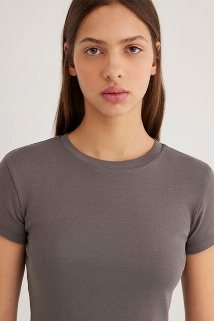 Kadın Yuvarlak Yaka Basic Tişört 1600814-70095 Gri - Thumbnail