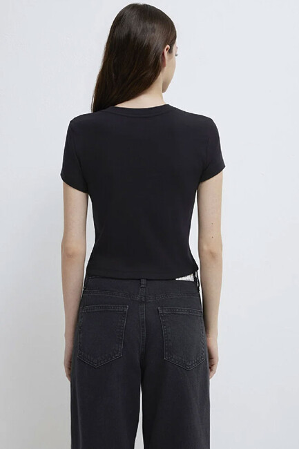 Kadın Yuvarlak Yaka Tişört 1600814-900 Siyah - Thumbnail