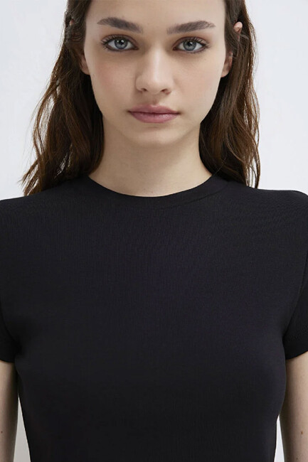 Kadın Yuvarlak Yaka Tişört 1600814-900 Siyah - Thumbnail